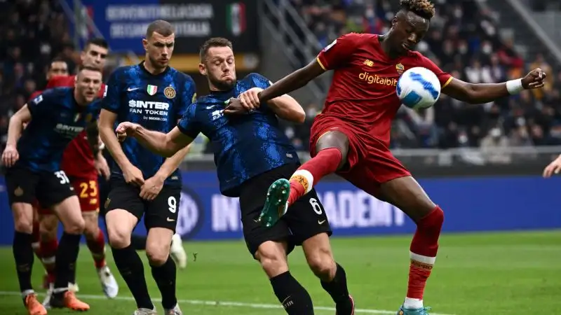 Abraham 5: ha un paio di guizzi interessanti, ma non riesce a sfondare contro la solidità del reparto difensivo della squadra di Inzaghi