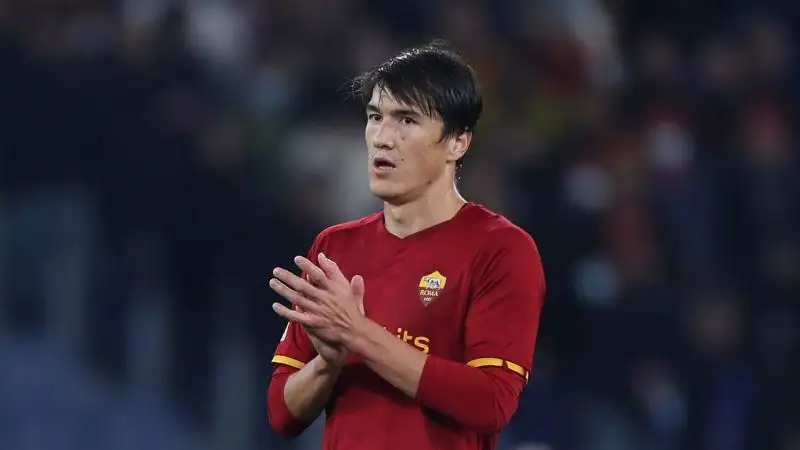 Shomurodov 6.5: entra nel corso del secondo tempo al posto di Abraham e mette a segno l'assist per il gol di Mkhitaryan