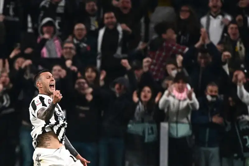 Bernardeschi 7: Il gol è una perla assoluta: ha anche il merito di mandare in porta Rabiot con un delizioso assist, ma il VAR annulla per fuorigioco