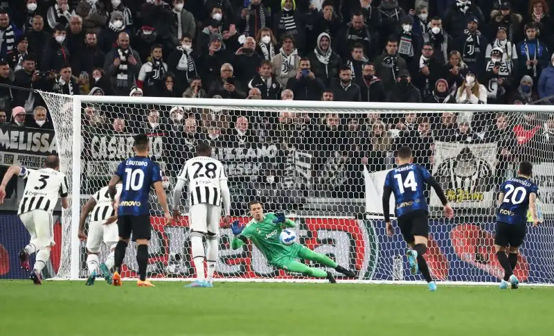 Szczesny 6: para il rigore di Calhanoglu, ma non può nulla sulla ripetizione. Per il resto poco impegnato