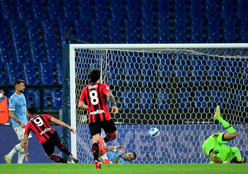 Strakosha 6: Quel tocco con le mani fuori dall'area poteva costargli caro, poche colpe nei due gol 
