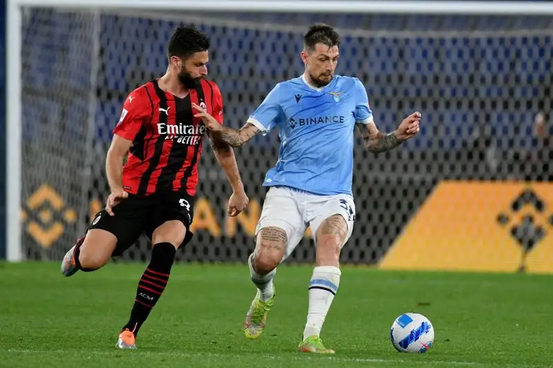 Acerbi 4,5: Viene anticipato in occasione del primo gol del Milan e nel finale fa anche peggio con il secondo, non una gran serata
