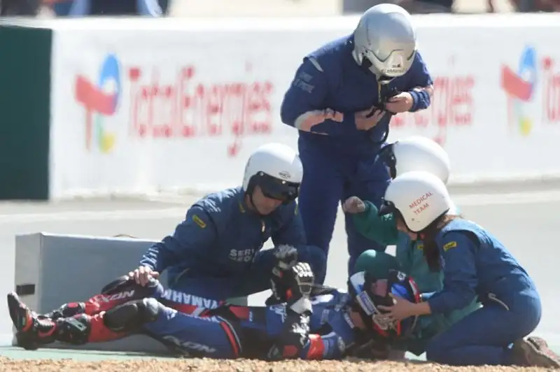 Storicamente a Le Mans si parte con una partenza in cui i centauri attraversano la pista di corsa per saltare in sella alle rispettive moto.