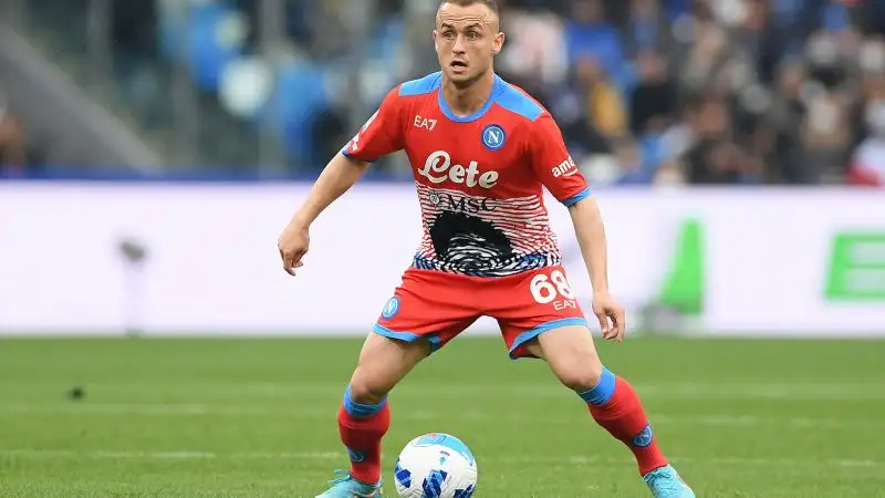 Lobotka 5: non la migliore delle performance per il centrocampista slovacco, che scivola in copertura in occasione del gol di Cabral