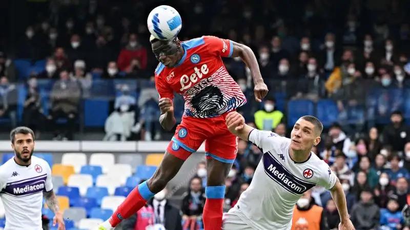 Osimhen 7: sembra faticare nei duelli con la difesa viola, ma trova assist e gol durante il secondo tempo
