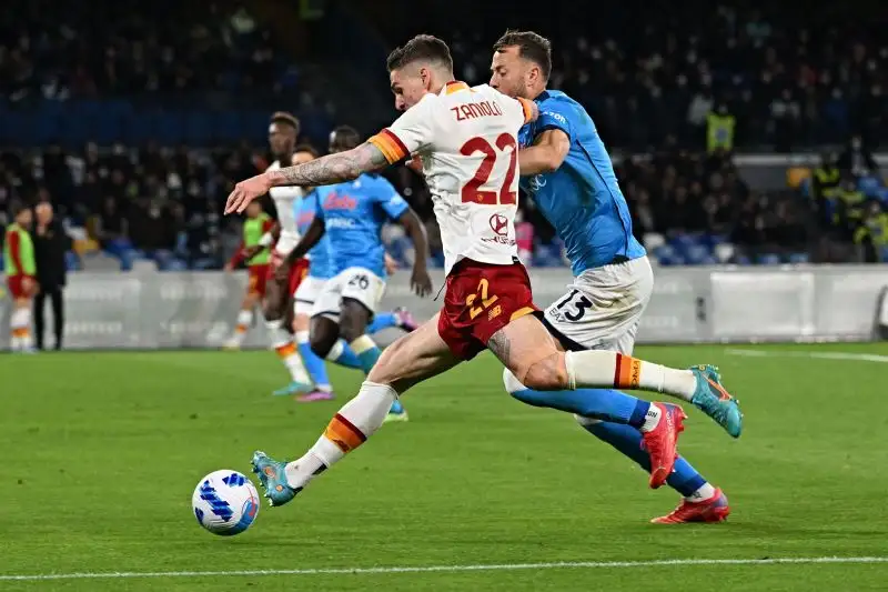 Zaniolo 5,5: ancora "vorrei ma non posso" per il gioiello giallorosso, che commette qualche imprecisione di troppo. Infortunio nel finale

