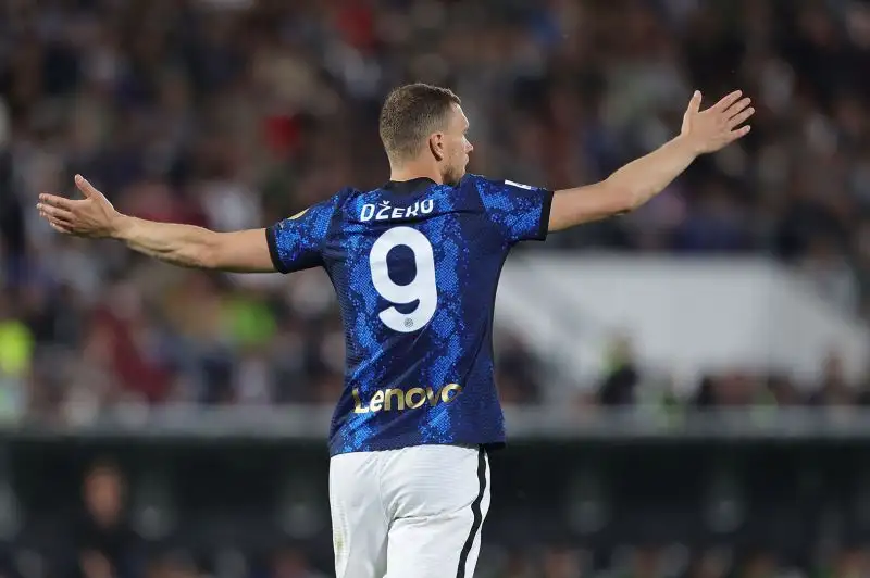 Dzeko 6: colpisce un palo, tiene alta la squadra
