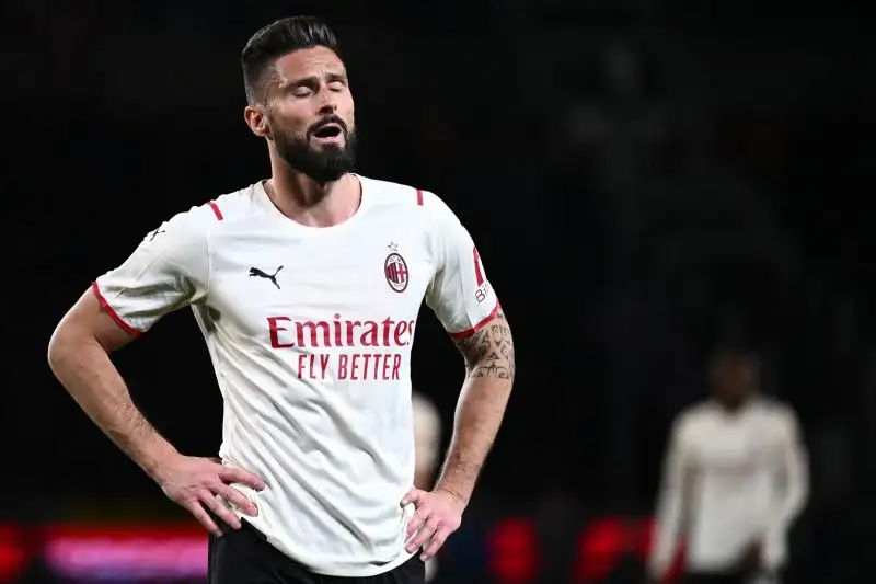 Giroud 5: non riesce a rendersi pericoloso, troppo lontano dalla porta
