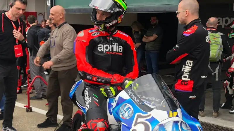 Importante parte del progetto di sviluppo del team Aprilia anche il test rider Lorenzo Savadori, che per ora nel 2022 ha corso come wild card in Portogallo e in Spagna
