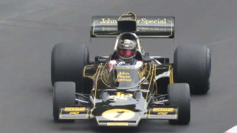 La Lotus con il classico colore nero
