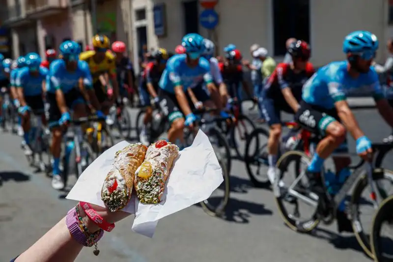 Qualcun altro si è fatto avanti con i cannoli

