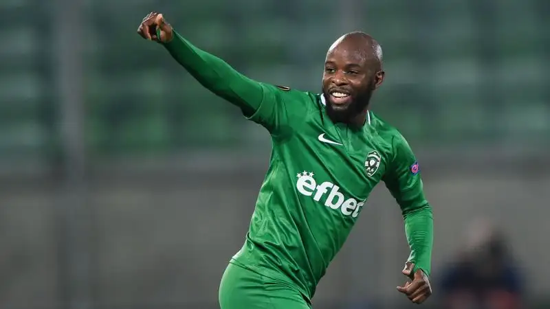 Dopo una poco esaltante parentesi allo Yeni Malatyaspor, il 29 giugno 2021 ha firmato per il Twente