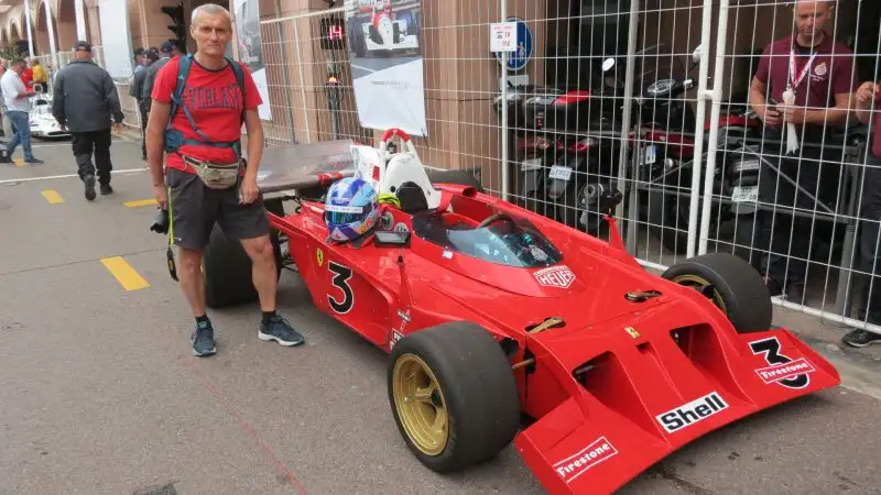 Un fan di fianco al bolide