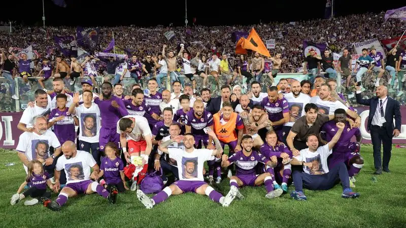 I giocatori hanno indossato una maglietta con stampato il volto di Davide Astori