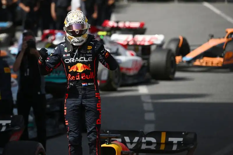 Verstappen 8 - E' bravo e al contempo fortunato: sfrutta ogni occasione possibile, vince e vola in testa al campionato