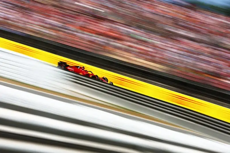 Sainz 5,5 - Soffre per tutto il weekend il confronto con Leclerc, inizia la gara sbagliando ma finisce in crescendo
