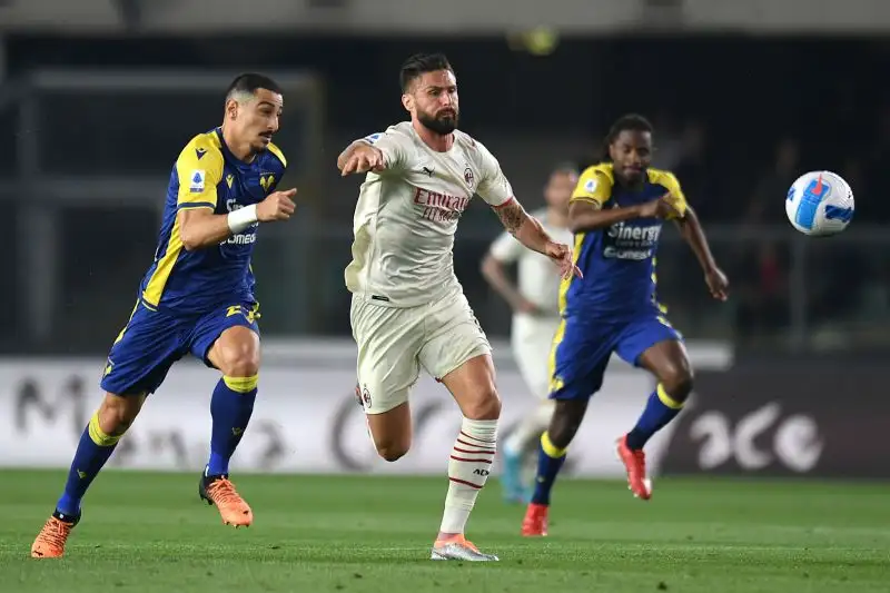 Giroud 5,5: Partita non semplice per l'uomo dai gol pesanti lontano da San Siro. Si danna l'anima ma si vede poco sotto porta