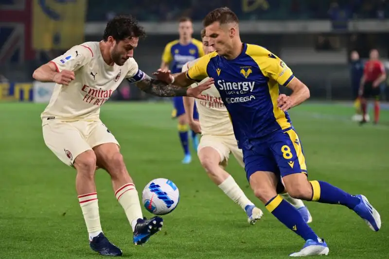 Lazovic 6,5: Fa soffrire non poco Calabria, che lo tiene a fatica. Da rimarcare l'assist per il gol del momentaneo vantaggio dei suoi