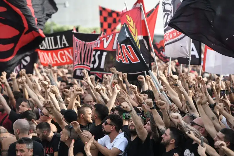 Maxi festa rossonera per le strade di Milano
