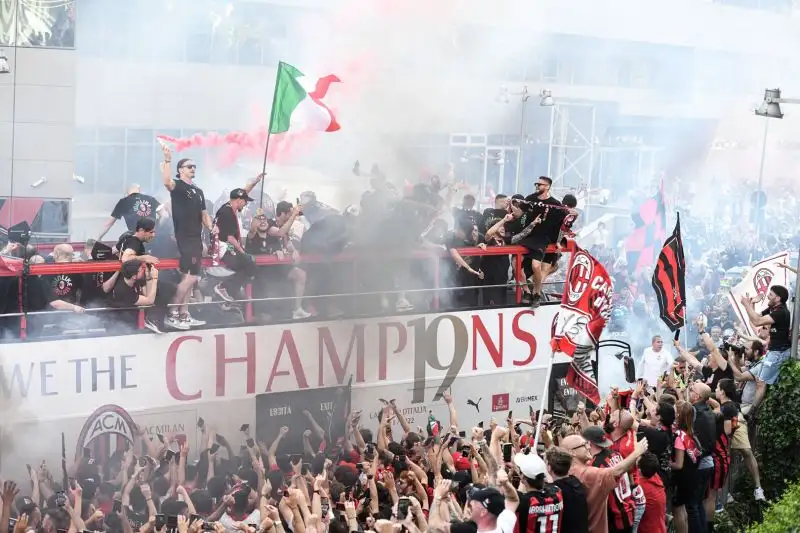 Mandando in delirio i tifosi rossoneri
