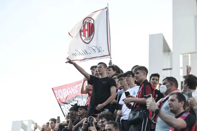 Alcuni tifosi erano lì dal primo pomeriggio
