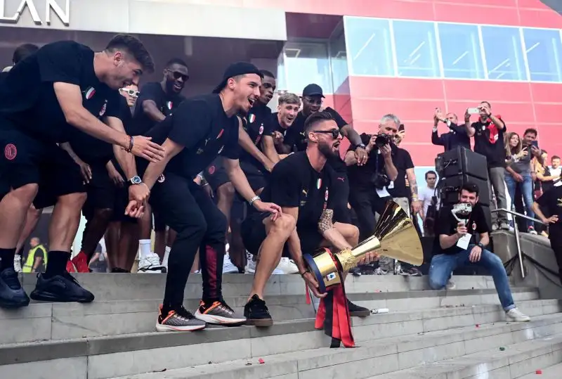 I giocatori hanno voluto condividere il trofeo con i tifosi
