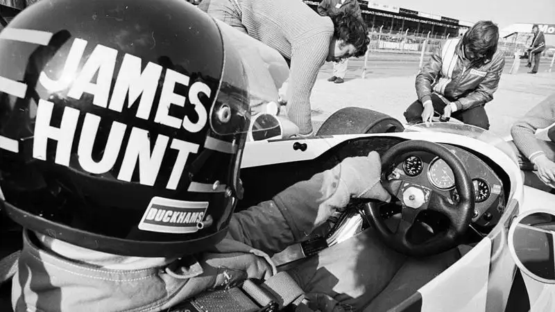 Sempre James nel 1974 nell'abitacolo della sua monoposto