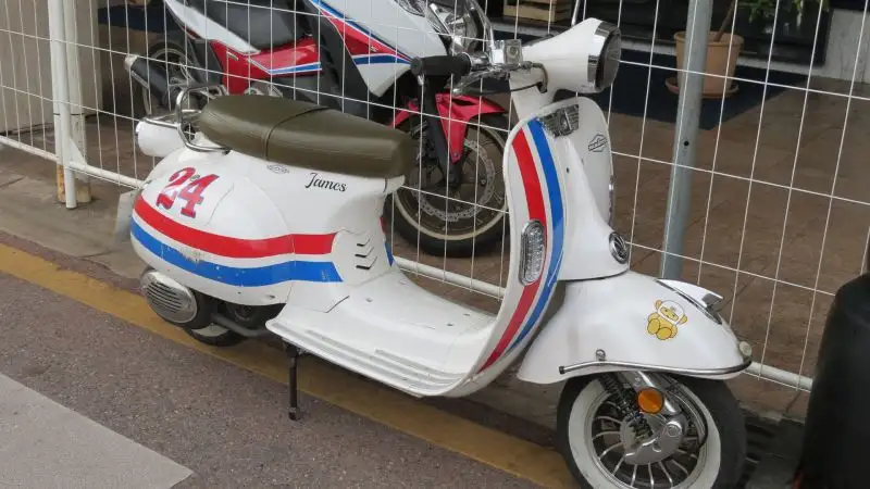 Niente male questa due ruote 'Hesketh-style'
