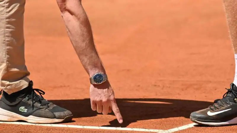 L'arbitro è anche sceso dal seggiolone per spiegare la situazione