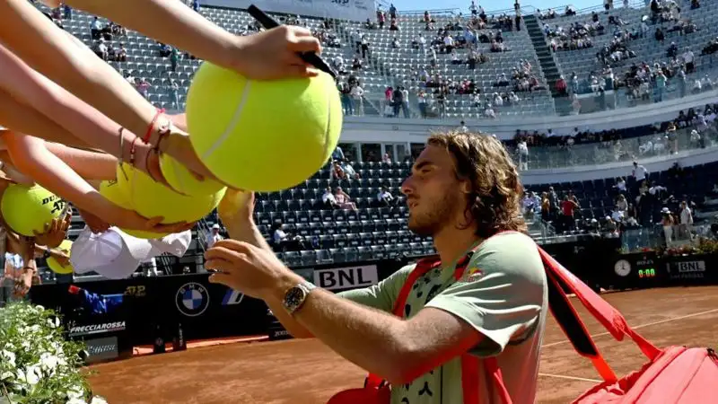 Tsitsipas, a fine match, si è sottoposto al rito degli autografi