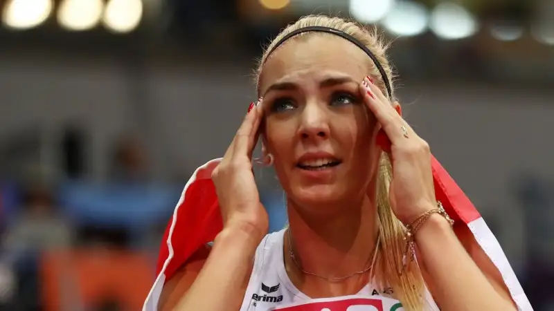 Vanta un personale di 6552 punti nella specialità composta da 7 discipline, mentre nel pentathlon ha raggiunto i 4767 indoor