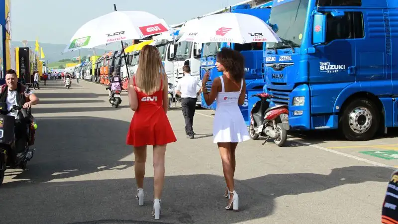 Spazio anche alle ombrelline al Mugello per il Motomondiale (ph. Fabio Fasanari)