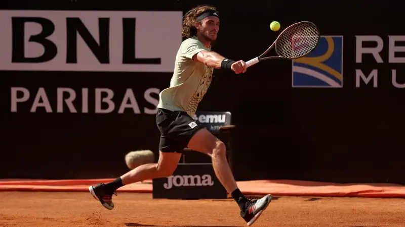 Tsitsipas 9
Il greco sulla terra battuta è ormai il migliore degli 'altri', non basta però per battere il numero uno, che lo demolisce nel primo set