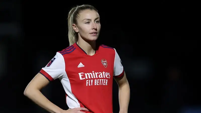 Ha esordito con l'Arsenal, club nel quale milita ancora oggi