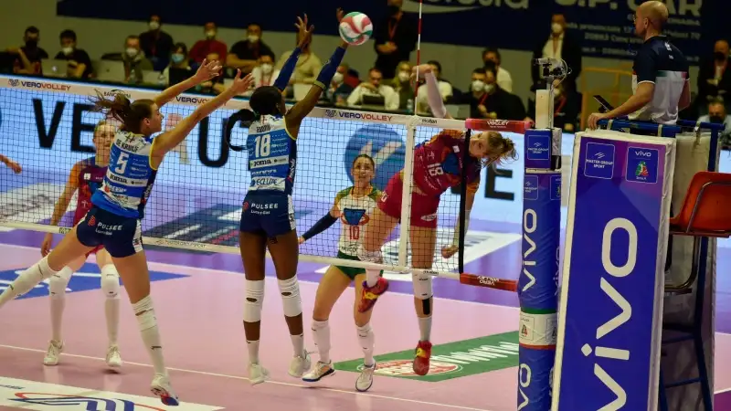 Le campionesse in carica hanno pareggiato i conti espugnando l'Arena.
