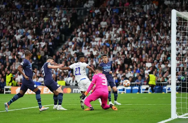 Rodrygo 8,5: l'uomo della provvidenza, gettato nella mischia a 20 minuti dal termine. Gliene basta però uno per entrare, due volte, nella storia Merengue.
