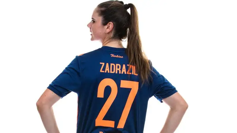 Prima di arrivare al Bayern Monaco, ha difeso i colori del Turbine Potsdam