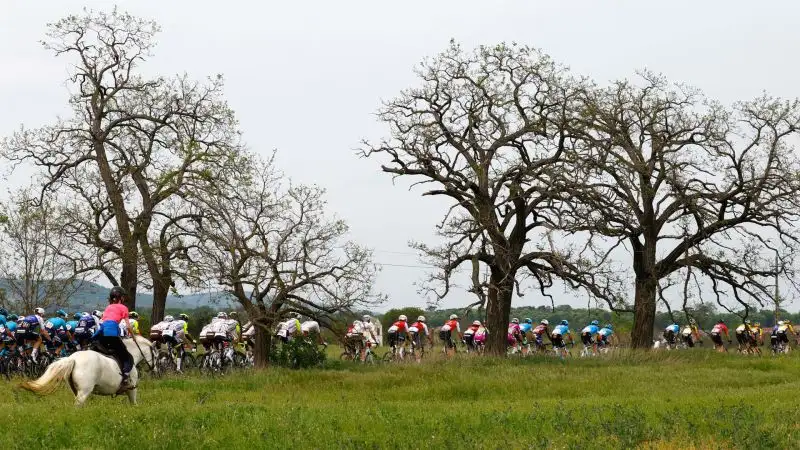 Oltre agli ussari, anche altri a cavallo hanno accompagnato i ciclisti