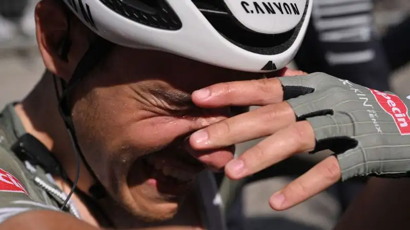 Non è riuscito a trattenere le lacrime il corridore dell'Alpecin Fenix