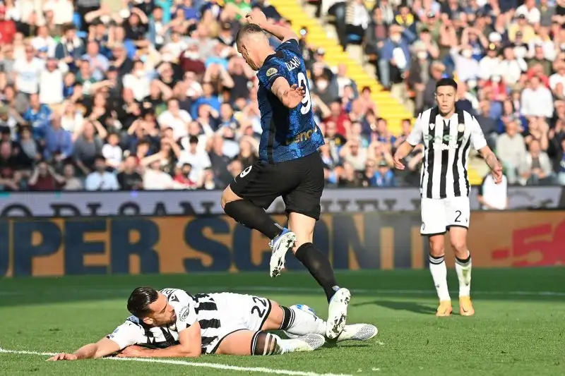 Marí 5.5: il suo intervento in area su Dzeko gli costa l'assegnazione di un calcio di rigore a sfavore della sua squadra e il cartellino giallo
