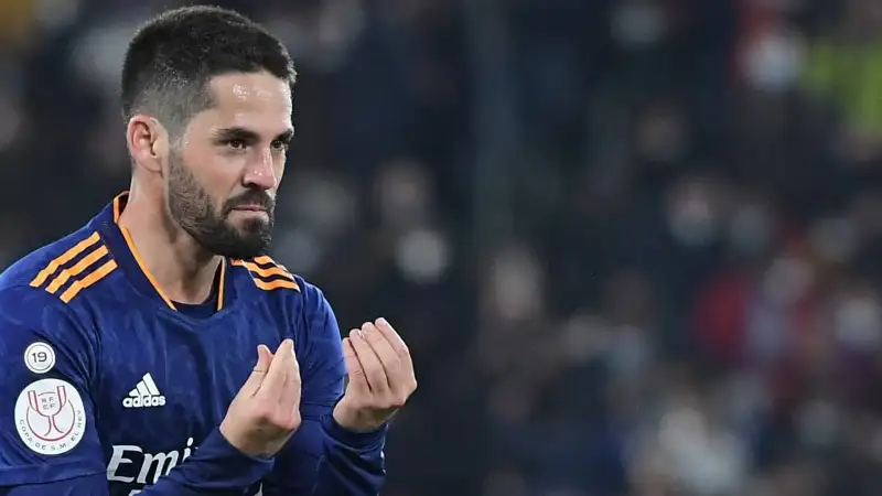 Real Madrid e Isco si sono detti addio e lo spagnolo cercherà un nuovo club da svincolato. Sulle sue tracce anche il Milan e la Roma
