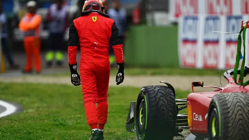 Anche nel Gp di casa Sainz è costretto al ritiro: finisce nella ghiaia al Tamburello dopo un contatto con Ricciardo
