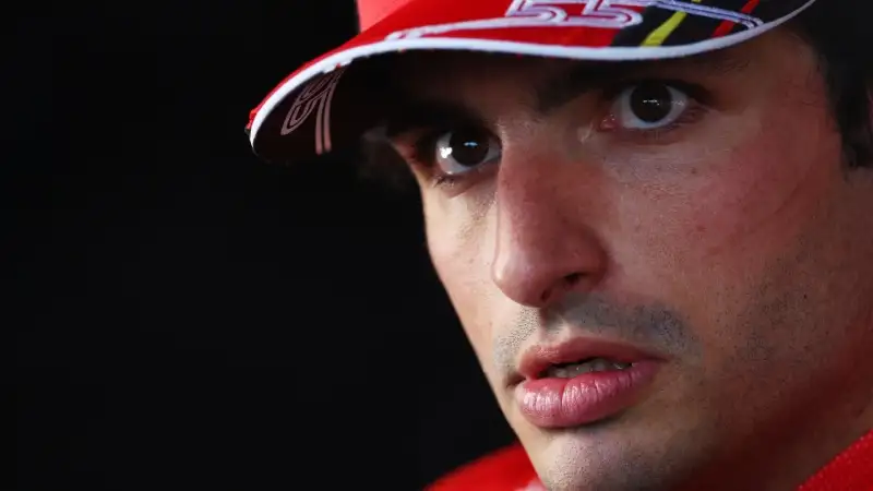 Nel Gp di Baku prima Sainz è costretto al ritiro per un guasto ai freni
