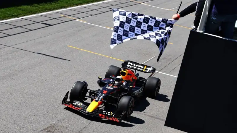 Verstappen 10. Gara assolutamente perfetta del campione del mondo che non sbaglia nulla, dalla partenza fino all'ultimo giro
