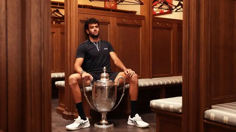 Il tennista ha posato per alcuni scatti negli spogliatoi dell'impianto londinese