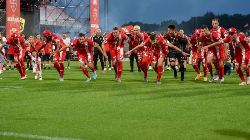 I ragazzi di Stroppa corrono sotto alla curva (ph. Alessandro Viganò)