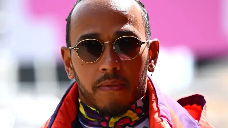 Outfit decisamente bizzarro per Lewis