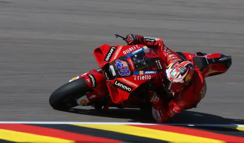 Jack Miller 7,5: ci crede fino alla fine. L'australiano non parte bene, ma sfrutta un errore di Aleix Espargarò e si prende il podio.