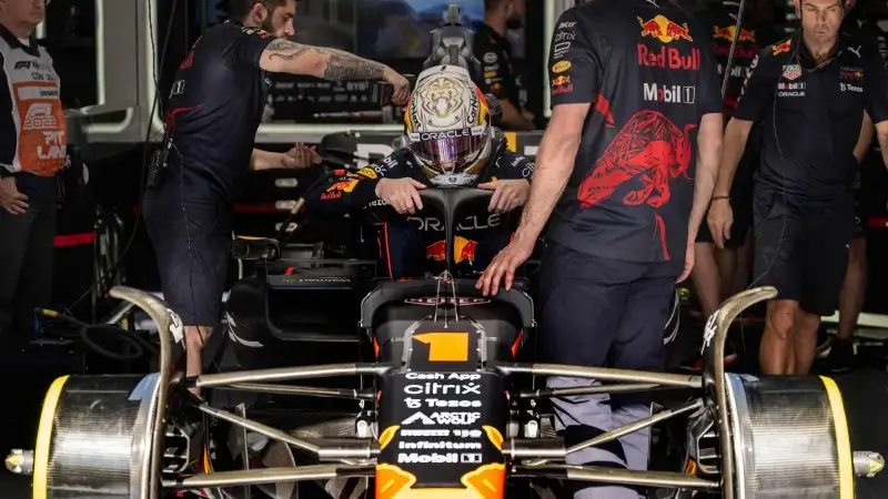 Ma il vero dominatore è Max Verstappen, che chiude in testa in entrambe le sessioni