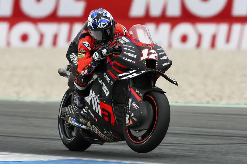 Maverick Viñales 7,5: il centauro spagnolo conquista il suo primo podio in sella all'Aprilia, evidenziando la sua crescita sul bolide della casa di Noale
